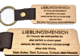 Stilvoller Schlüsselanhänger aus Holz mit Lederband "Lieblingsmensch"