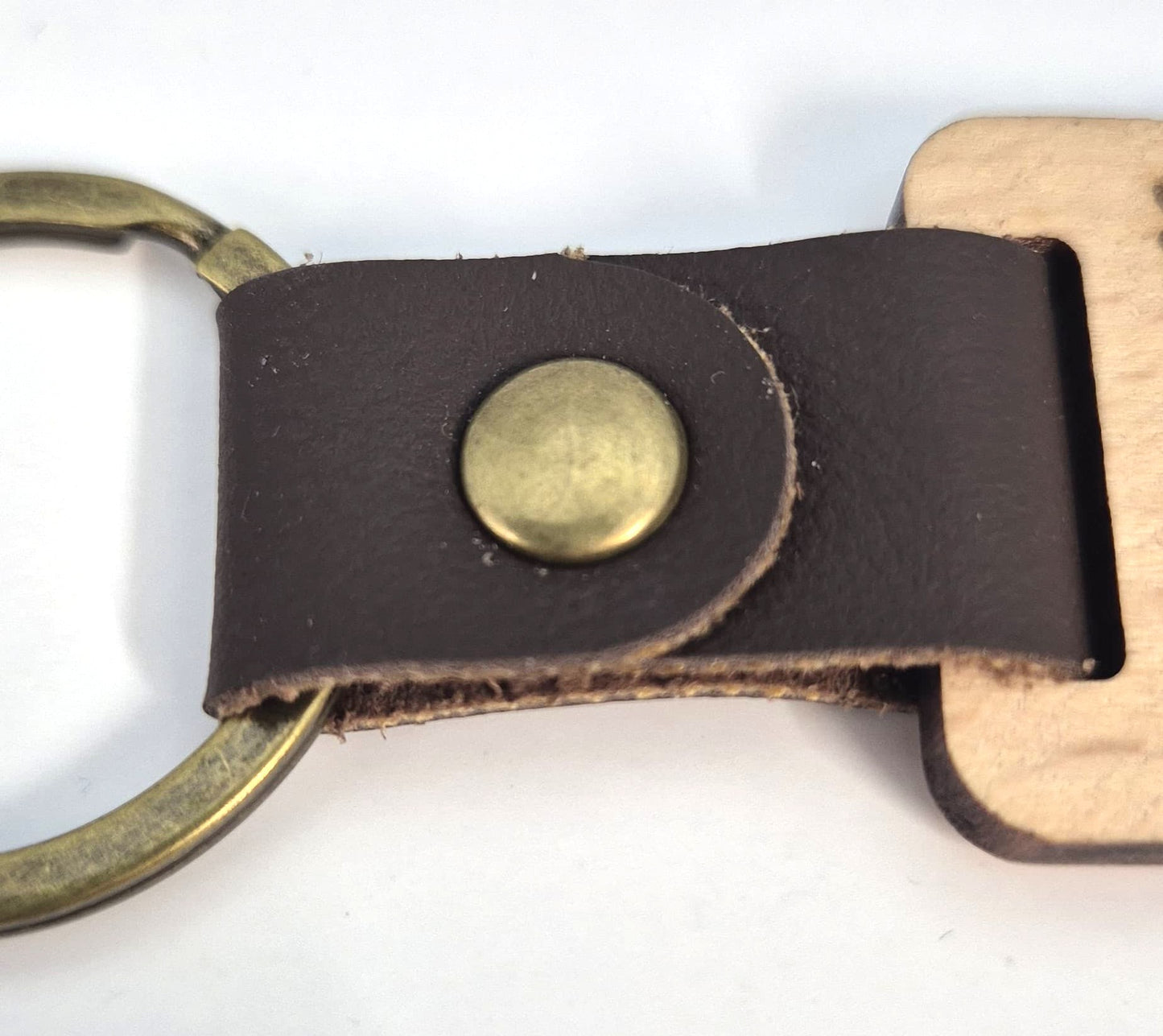 Stilvoller Schlüsselanhänger aus Holz mit Lederband I Love PAPA