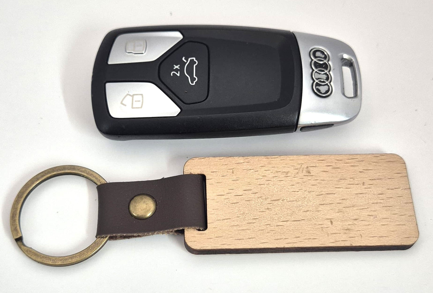 Stilvoller Schlüsselanhänger aus Holz mit Lederband I Love PAPA