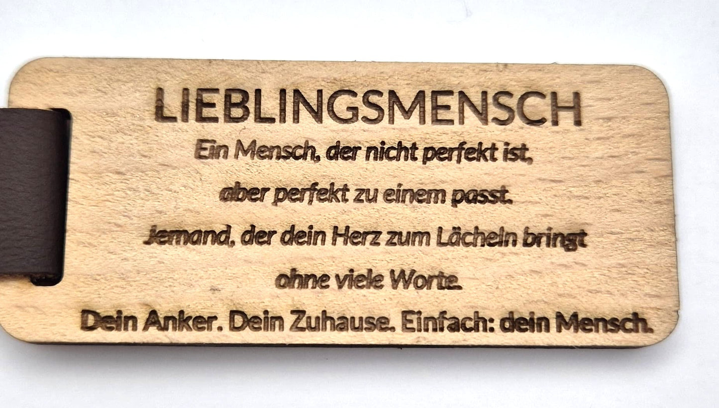 Stilvoller Schlüsselanhänger aus Holz mit Lederband "Lieblingsmensch"